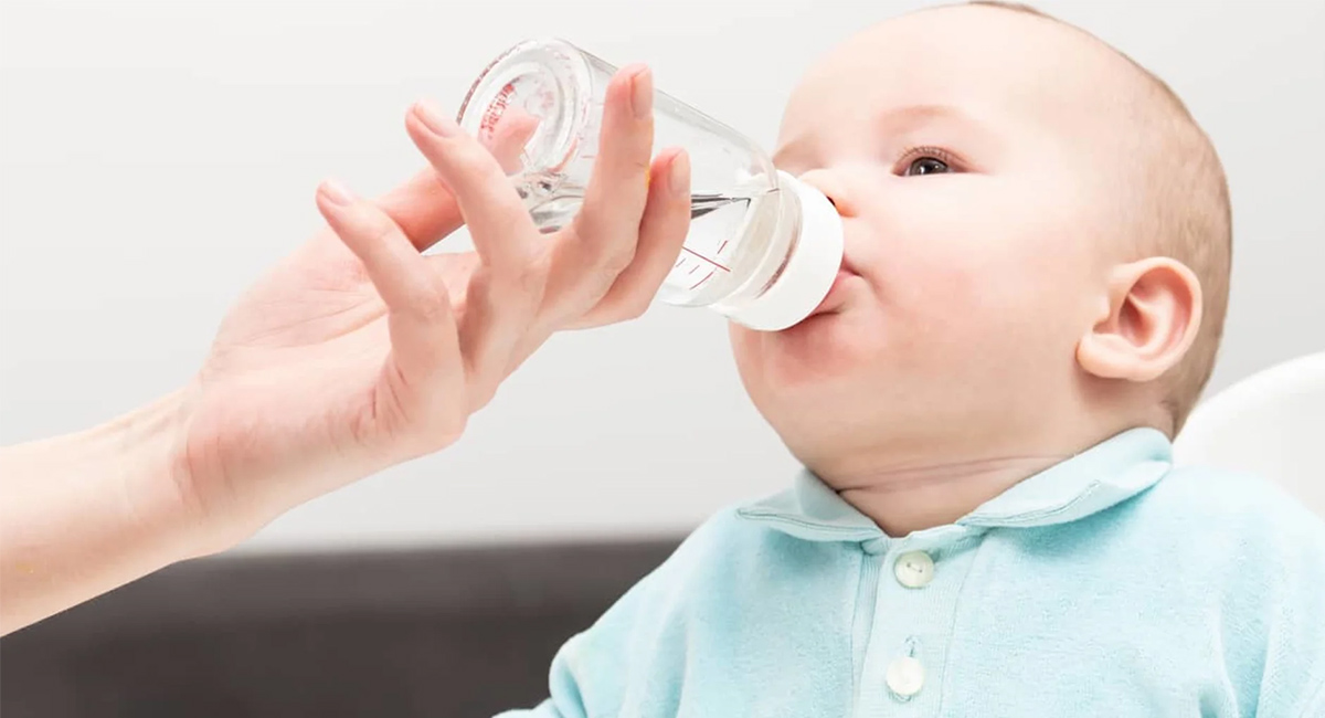 Darle agua al bebé: tus dudas resueltas